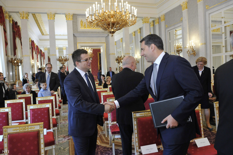Seszták Miklós nemzeti fejlesztési miniszter és Lázár János Miniszterelnökséget vezető miniszter (j) kezet fog a miniszteri kinevezések alkalmából tartott ünnepségen Budapesten a Sándor-palotában 2014. június 6-án.