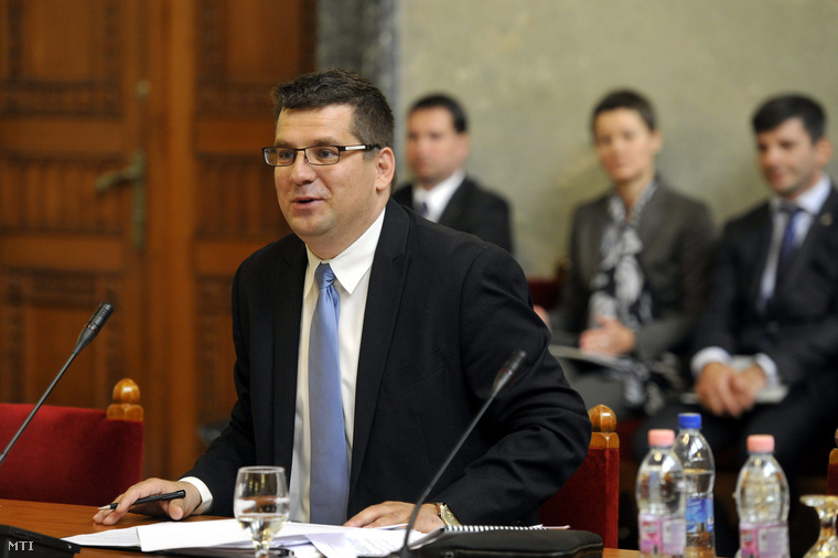 Seszták Miklós nemzeti fejlesztési miniszterjelölt a kinevezés előtti meghallgatásán az Országgyűlés költségvetési bizottságának ülésén  2014. június 3-án.