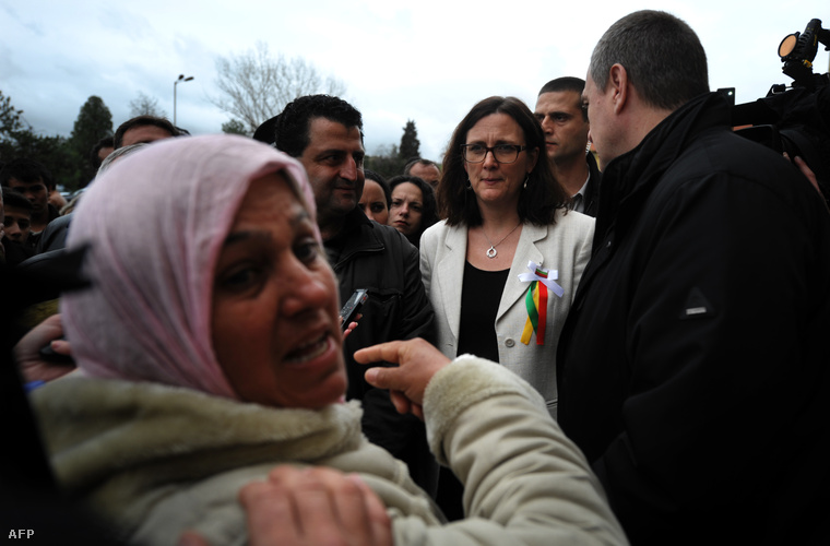 Cecilia Malström, az Európai Bizottság uniós ügyekért felelős belügyi biztosa a Harmanli menekülttáborban, Bulgáriában, 2014. március 25-én.
