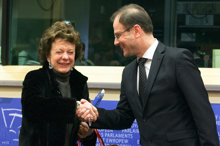 Navracsics Tibor miniszterelnök-helyettes közigazgatási és igazságügyi miniszter és Neelie KROES az Európai Bizottság médiaügyekben illetékes alelnöke kezet fog az Európai Parlament szabadságjogi bizottsága előtti meghallgatás kezdete előtt az EP brüsszeli székházában, 2012. február 9-én.