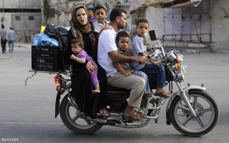 Palesztin család menekül a harcok elől a Gázai övezet déli részén fekvő Khan Younis településről, 2014. augusztus 1-jén.