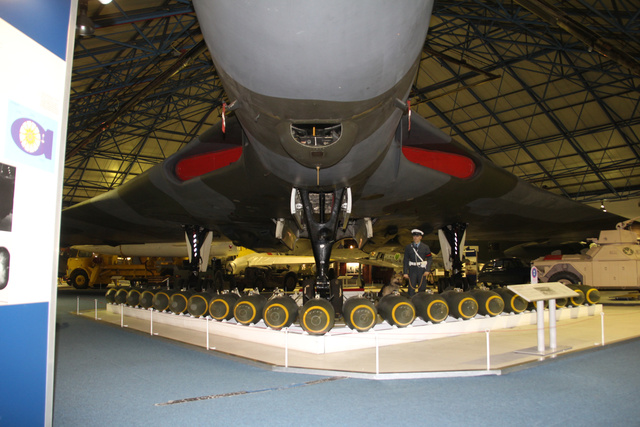 Az Avro Vulcan bombázó, négy sugárhajtóművével akár 1000 km/órás sebességet is elérhetett, 21 darab 450 kilogrammos hagyományos bombát, vagy egy darab nukleáris bombát, illetve Blue Steel nukleáris töltetű rakétát szállíthatott. Stratégiai bombázóként Nagy-Britannia elrettentő nukleáris csapásmérő potenciálját növelte, de a Falkaland-szigeteken hagyományos bombázóként vetették be