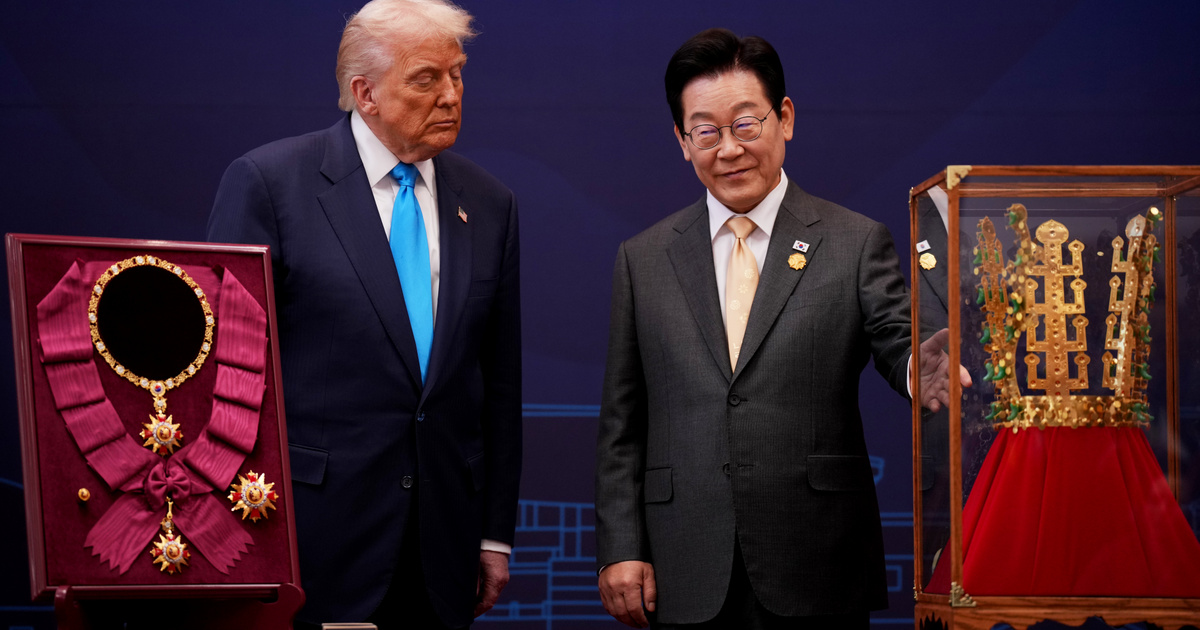 Donald Trump már szó szerint is megkoronázhatja magát – látványos ajándékot...