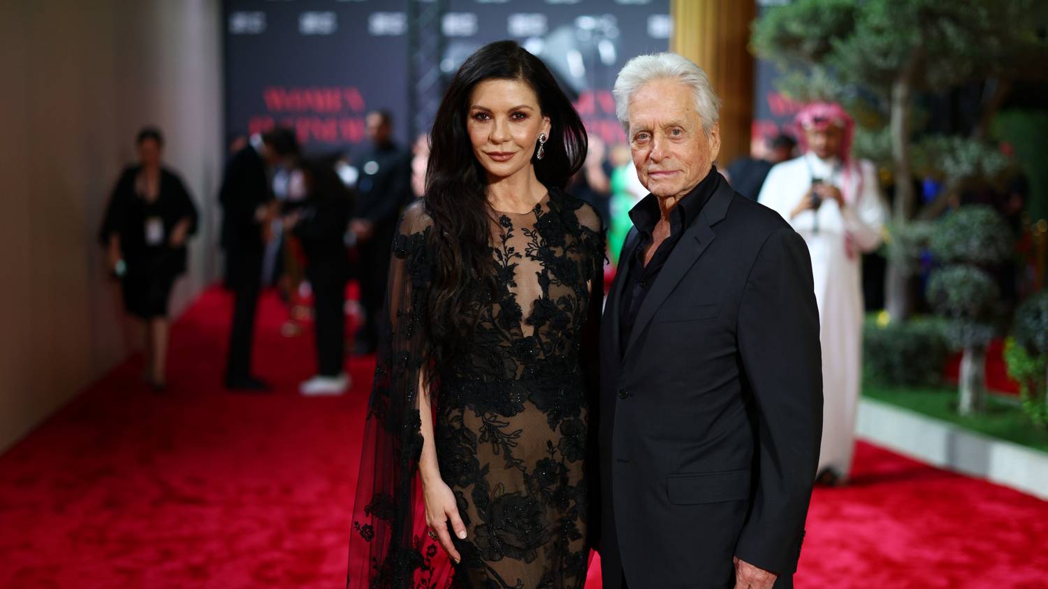 Catherine Zeta-Jones és Michael Douglas lánya anyukája ikonikus ruhájában ragyogott
