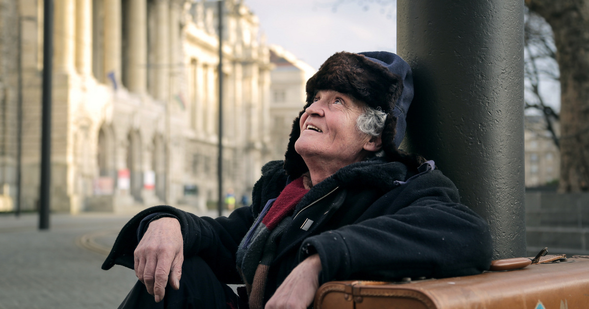 "Ez egy csöves." Elesett idős bácsihoz hívtak mentőt a belvárosban, mindenkit megrázott, ami ezután történt