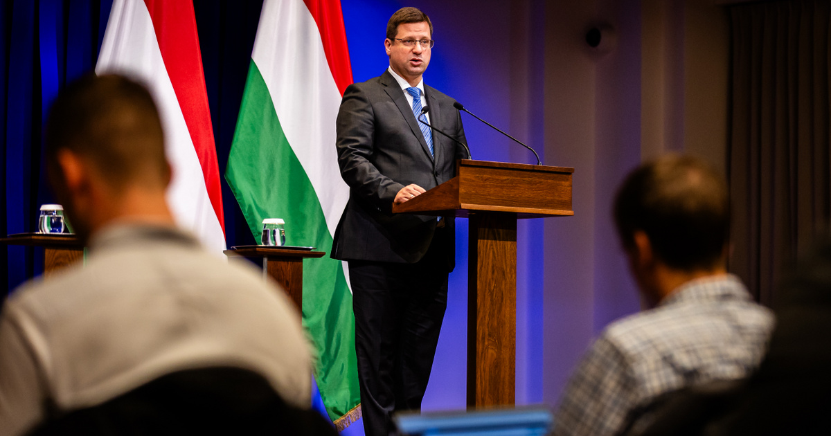 Index – Belföld – Furcsa dolgot vettünk észre a Kormányinfón Gulyás Gergely mellett