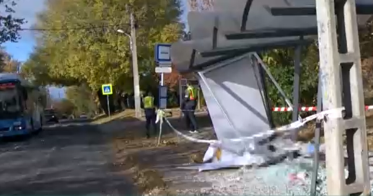 Index – Belföld – Buszmegállóba csapódott egy autó a XVII. kerületben, hárman megsérültek