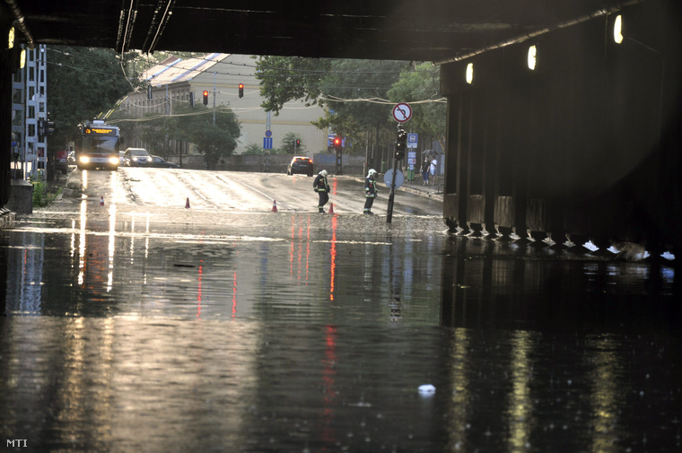A vihar miatt összegyűlt víz a XIII. kerületben a Vágány utca és a Dózsa György út kereszteződésénél a vasúti aluljáróban 2014. augusztus 2-án este.