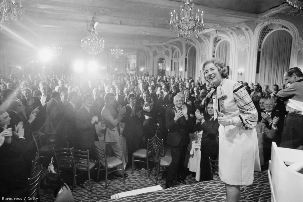 Vera Lynn 500 vendég előtt énekel 1972-ben. 