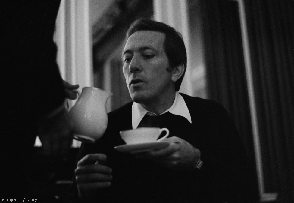 Már-már nevetségesnek hangzik, de a Savoy hotelhez nagyon szorosan hozzátartozik a délutáni tea intézménye még ma is. A képen az amerikai énekes, Andy Williams teázik a Savoyban, 1970-ben.