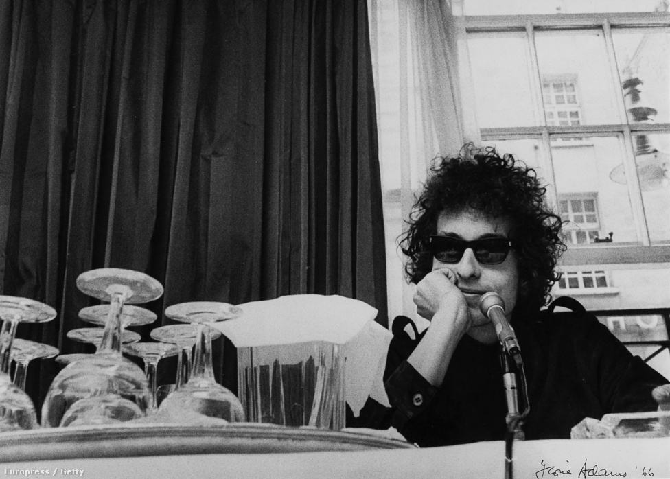 Bob Dylan egy Savoyban tartott sajtótájékoztatón pózol az újságíróknak. A zenész 1965-ben forgatta az angliai turnéjáról szóló fekete-fehér dokumentumfilmet, itt a Savoynál készültek azok az ikonikus képsorok, amikor a nagy papírdarabokra írkált szavakat dobál. Ez a Savoynál játszódó a két és fél perces Subterranean Homesick Blues tulajdonképpen az első videóklip. 