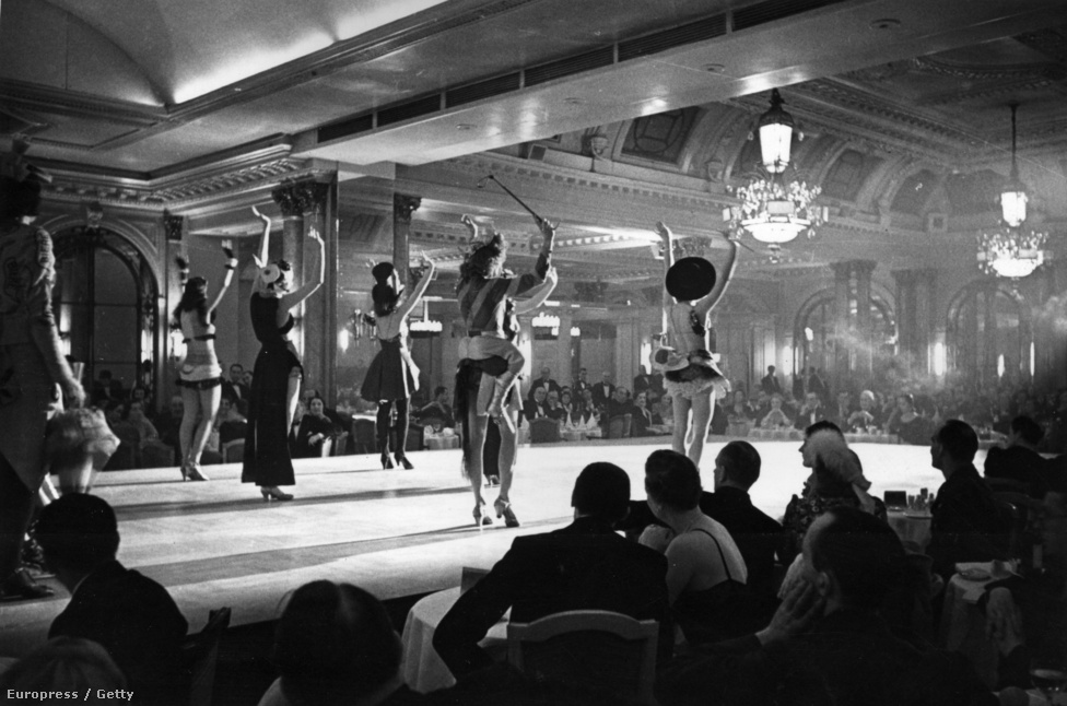 1929-től kezdve rendszeresen játszottak kabarét is a Savoyban, még Laurence Olivier is rendezett itt műsort II. Erzsébet tiszteletére.  A 2010-es felújítás óta Beaufort Bar art deco környezete ad otthon ezeknek az előadásoknak. 
