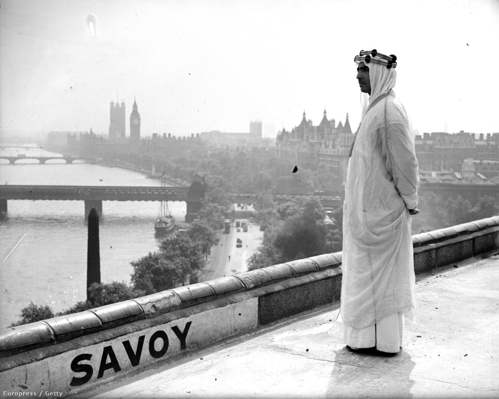 Egy arab előkelőség hagyományos viseletben áll a Savoy Hotel tetején 1937-ben. Korábban egy szomorú tragédia helyszíne volt a  szálloda: Fahmy Bey egyiptomi herceget megölte a francia felesége. Később kiderült, hogy a férj különösen kegyetlen volt a nőhöz hat hónapos házasságuk alatt, és ki is jelentette, hogy meg fogja ölni őt. 
                        