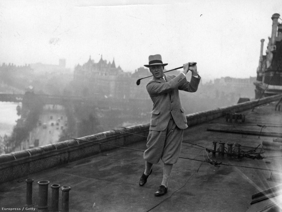 Robert Tyre azaz Bobby Jones golfos gyakorol a Savoy tetején. 
