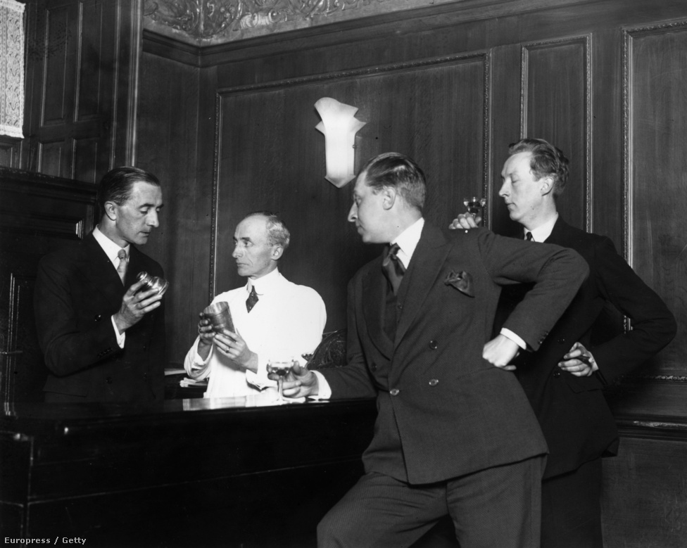 Az Savoy bárja úttörőnek számított abban, hogy az amerikai stílusú koktélokat bevezette Európában is, ezért hívják Amerikai bárnak is. Több híres koktélt találtak itt fel a mixerek, készült ital II. Erzsébet esküvője, Neil Armstrong holdraszállása, és Diana hercegnő tiszteletére. A képen is egy ital készül 1927-ben. 