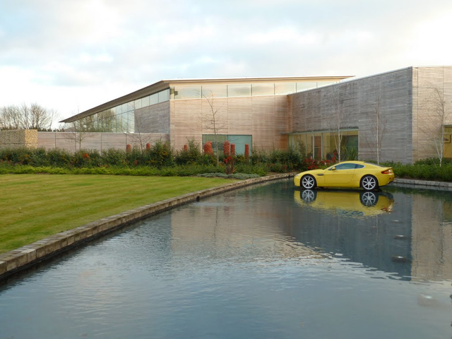 Talán a dizájnközpontnál lehet ez a vizen lebegő sárga Aston  - forrás: Google Panoramio: Dave Lauberts