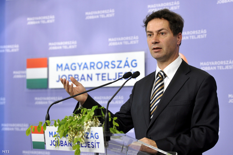 Glattfelder Béla fideszes EP-képviselő sajtótájékoztatót tart a Képviselői Irodaházban Budapesten 2014. május 2-án.