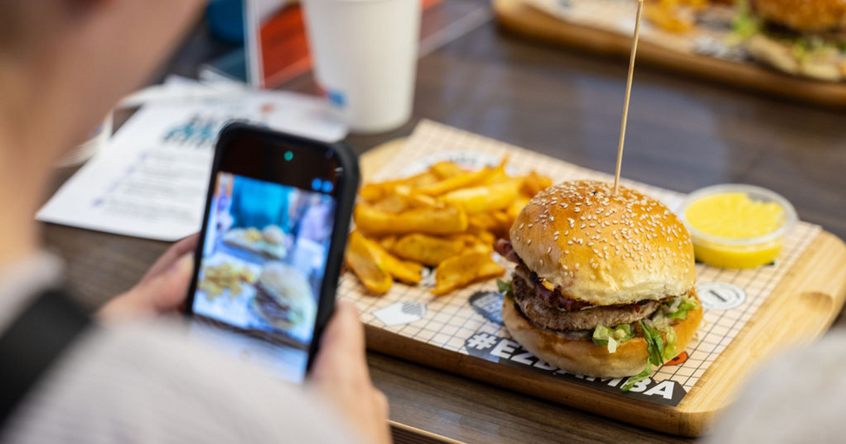 Kipróbáltuk a pulykaburgert, és nem hittük el, milyen jó: fahéjas bacon és diós sajt koronázza meg