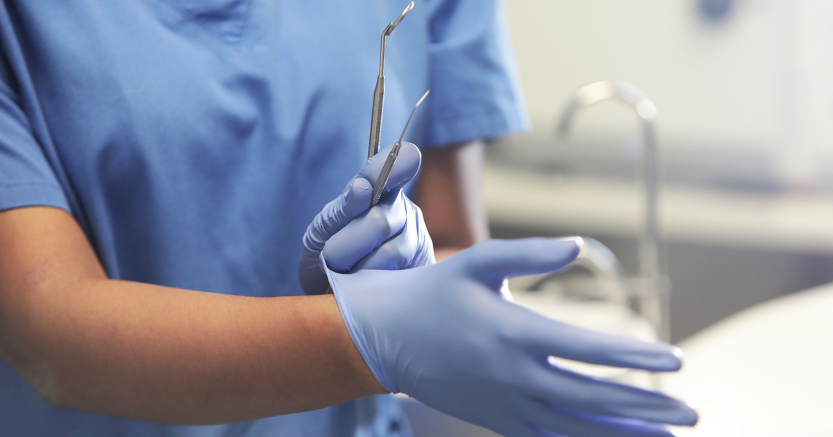 Csak a bölcsességfogát akarta kivetetni a 17 éves lány: műtét közben hunyt el