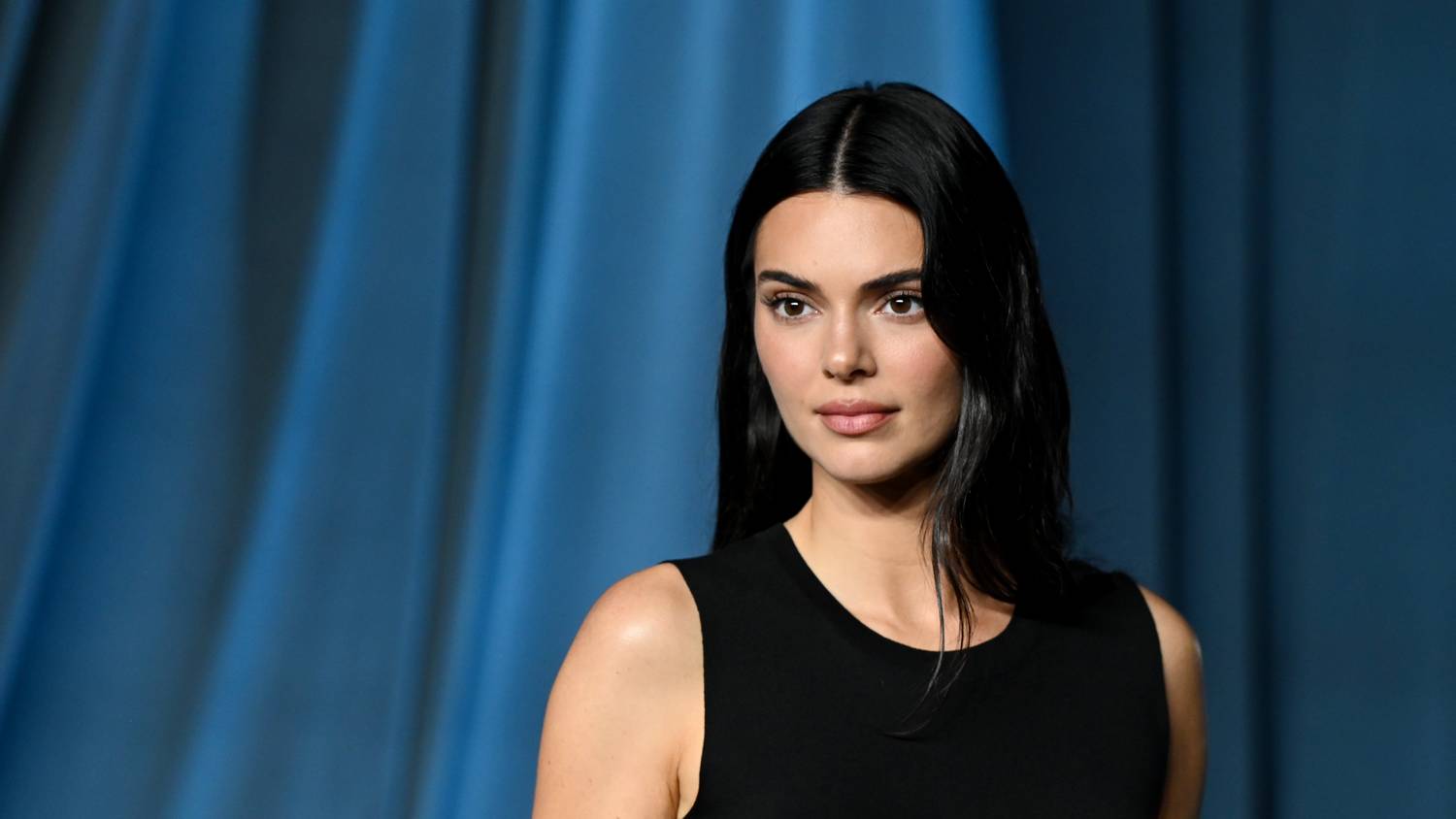 Kendall Jenner minden ruháját ledobta a 30. születésnapja alkalmából a tengerparton
