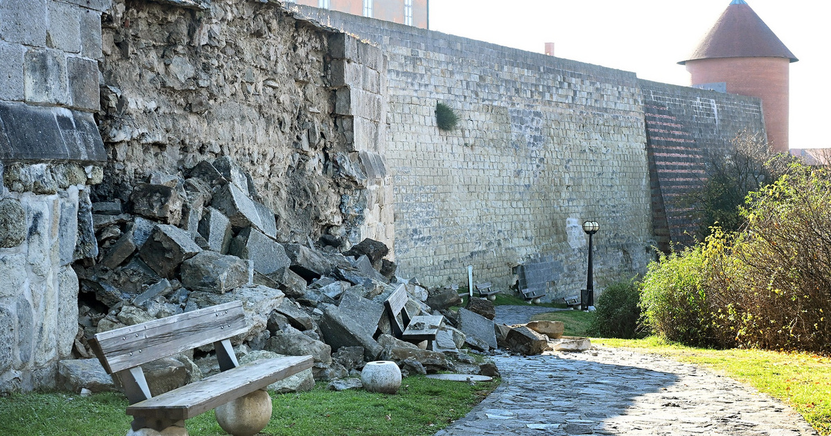 Leomlott az egri vár falának egy része csütörtök hajnalban