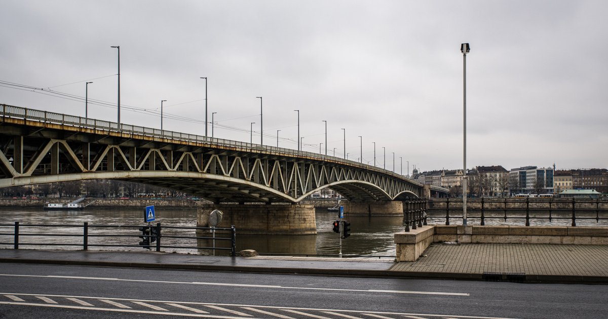 Index – Belföld – Több mint félmázsás márványtábla zuhant le a Petőfi hídról