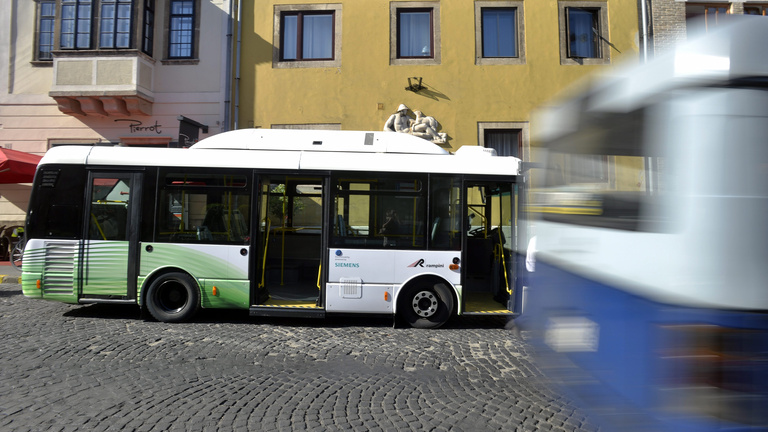 Méregdrága Siemens buszok zizegnek majd a Várban