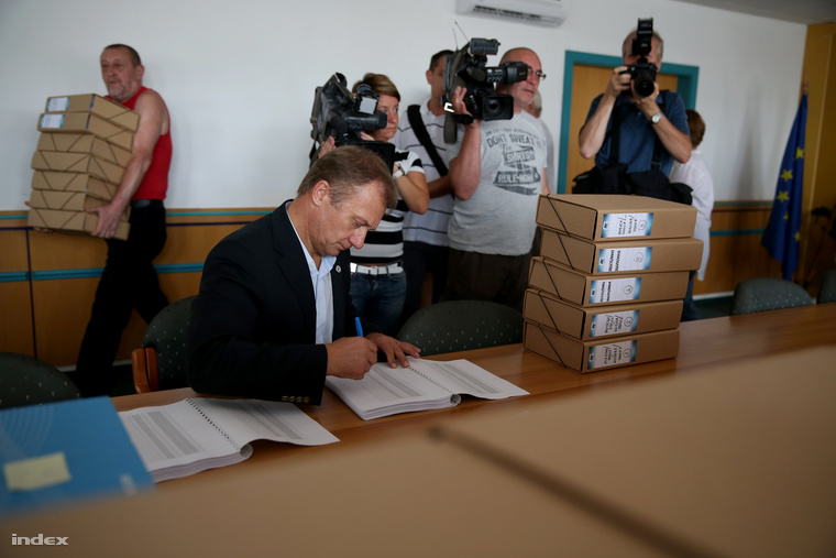 Varju László, a Demokratikus Koalíció elnökségi tagja átveszi a dohánykoncessziós pályázati anyagokat a Nemzeti Fejlesztési Minisztériumbab 2014. augusztus 1-jén.