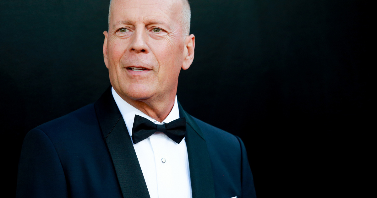 Friss fotókon a gyógyíthatatlan beteg Bruce Willis: ápolójának kezét fogva sétált a színész