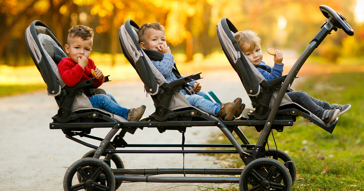 Így kell totyogós hármas ikrekre vigyázni a parkban: videón a zseniális megoldás