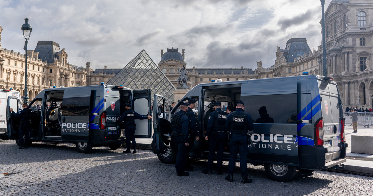 Kiderült, ki a titokzatos gigerli a Louvre-rablás után készült képen