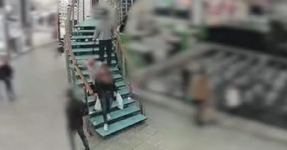 Lezuhant egy debreceni pláza üveglépcsőjén egy férfi, koponyaműtét lett a vége