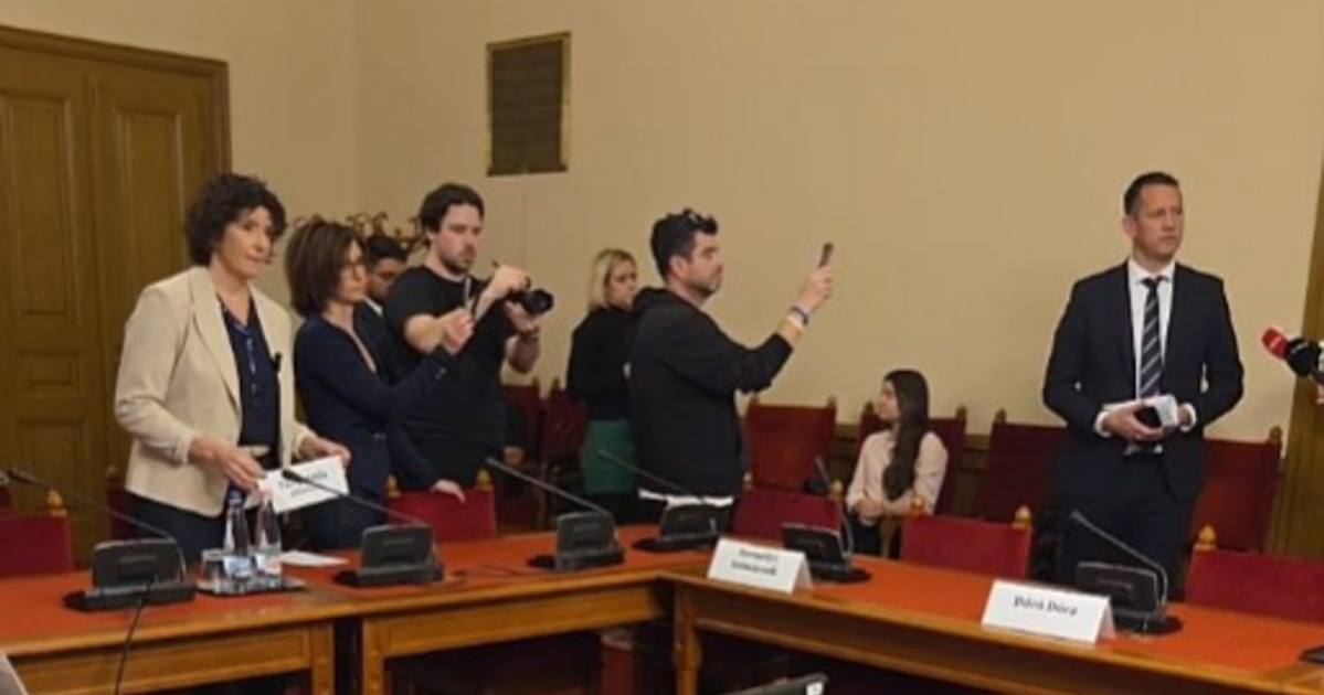 „Jöjjön ide mellém, nem kell félnie” – balhé a parlamentben, az államtitkár kivonult az ülésről