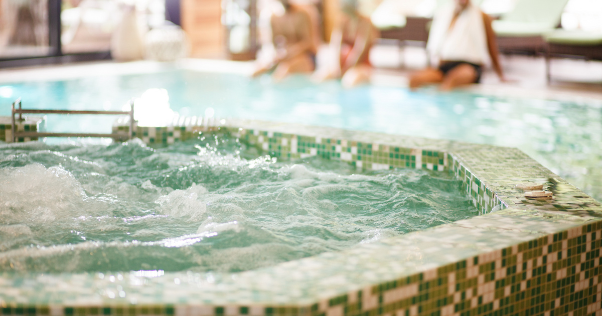 Nem hittek a szemüknek a hotel vendégei, amikor meglátták mit csinál az alkalmazott a pezsgőfürdőben: videón az eset