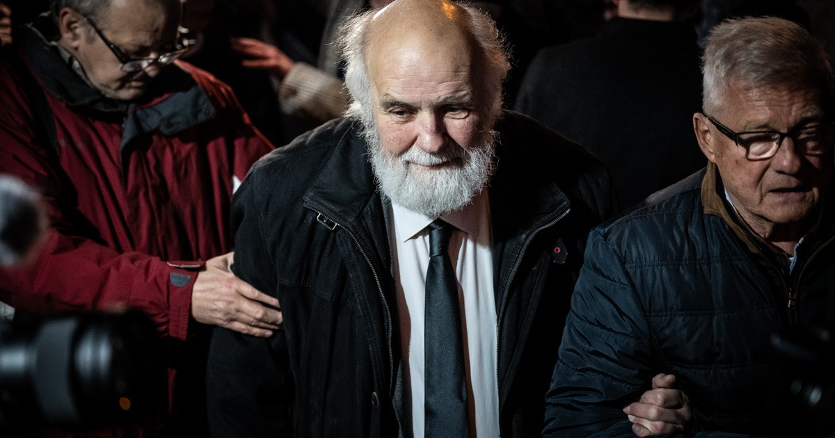 Elkezdődött a fáklyás tüntetés Iványi Gábor és az Oltalom-ügy vádlottjai mellett