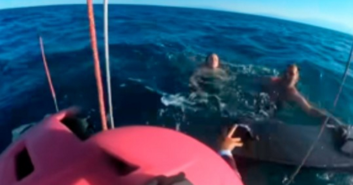 Index – Belföld – Bajba jutott magyarokat mentettek a szörfösök, kitüntetést kaptak Sulyok Tamástól