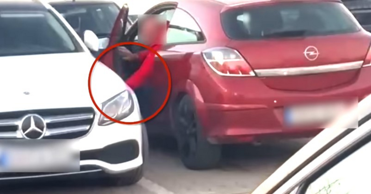 Index – Belföld – Durva bosszút rögzített a kamera, kulccsal karcolta végig a Mercedest az autós, ak…