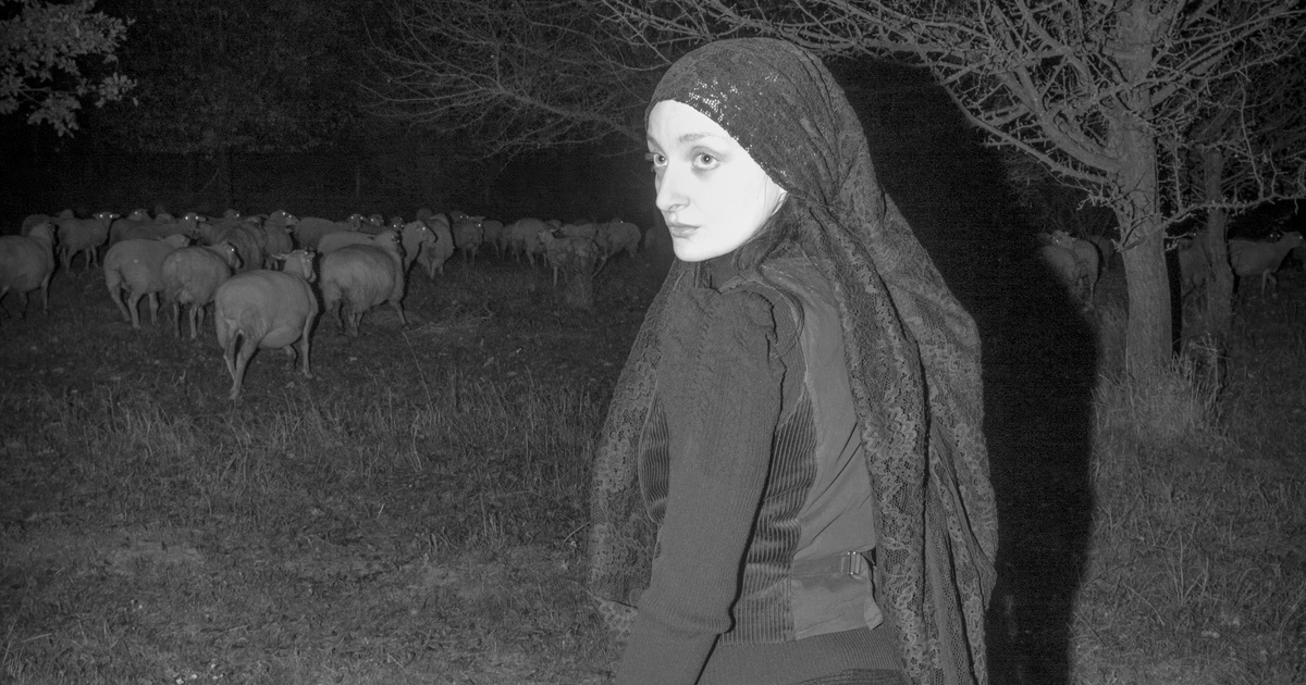 Csinszka ereje démoni, mindent széttör maga körül