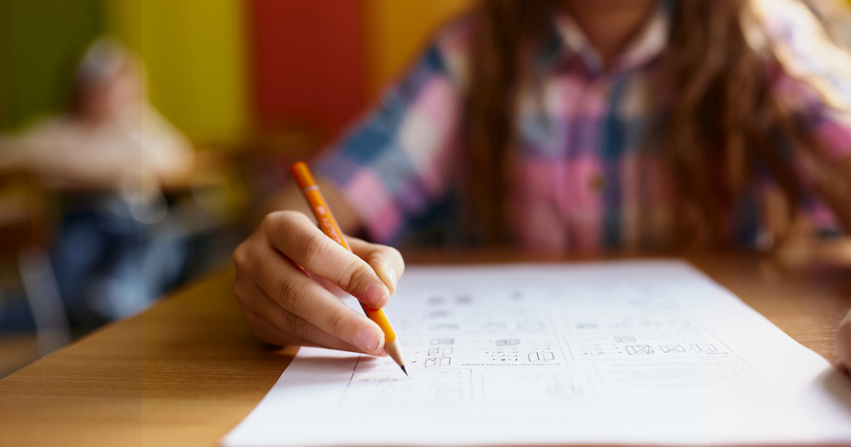 Megtagadhatja az iskola, hogy a hazavigye, lefotózza a dolgozatot a gyerek? – A jogszabály válasza