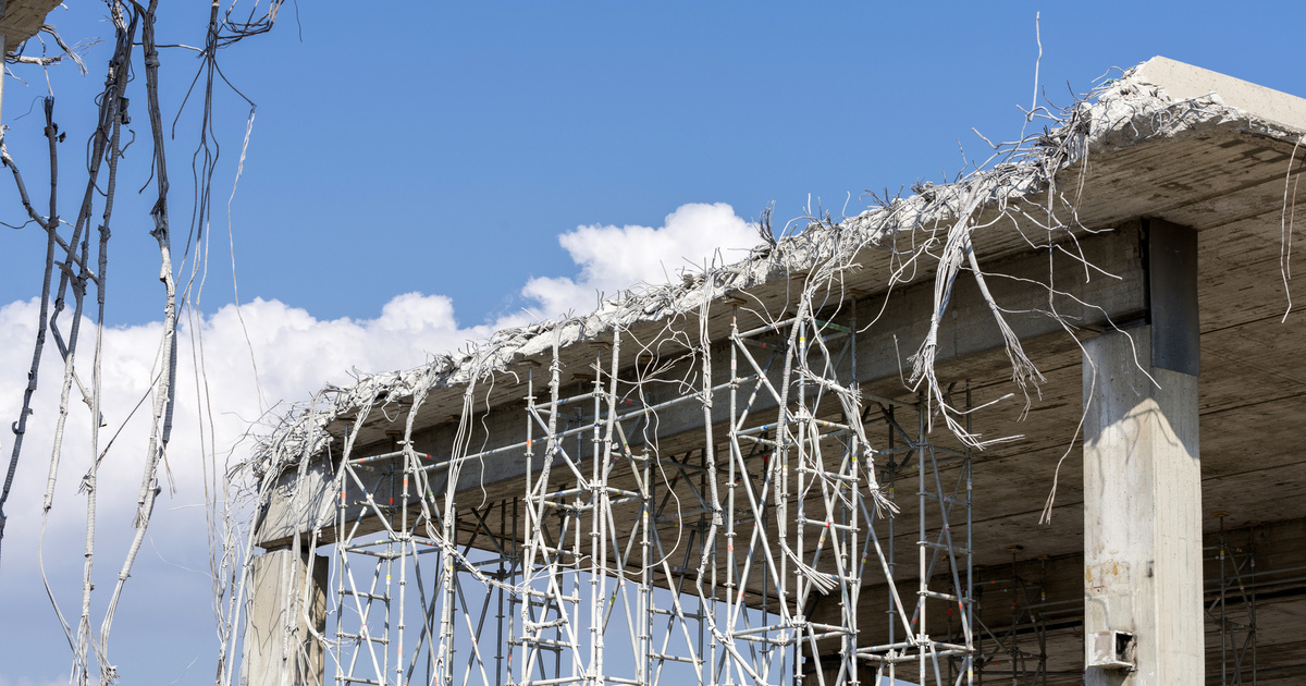 Döbbenetes videón az óriási híd összeomlása – Folyóba zuhant a frissen átadott építmény