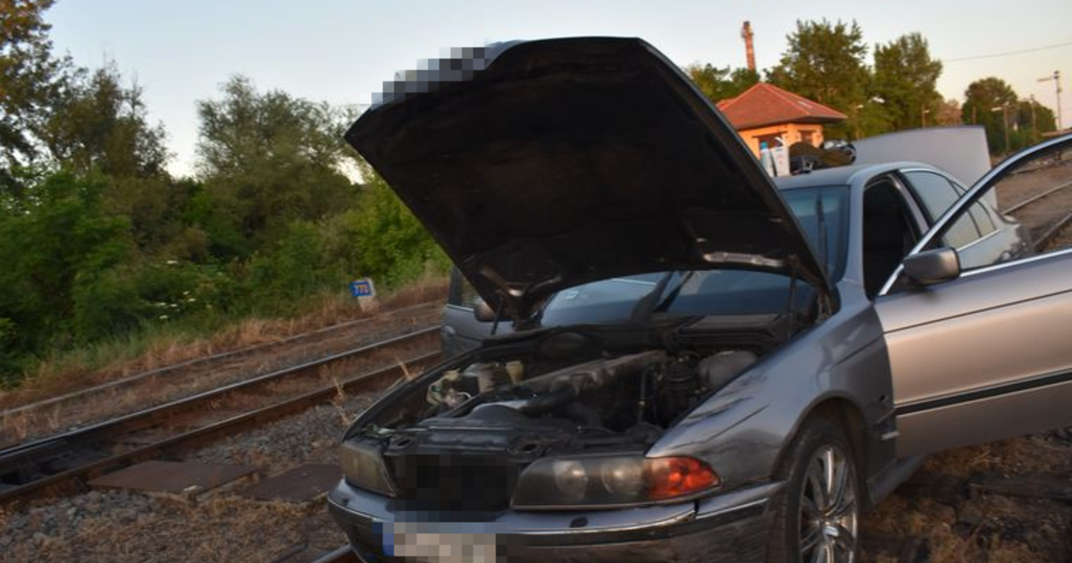 Igazoltatni akarták a rendőrök, a síneken végződött az autós üldözés