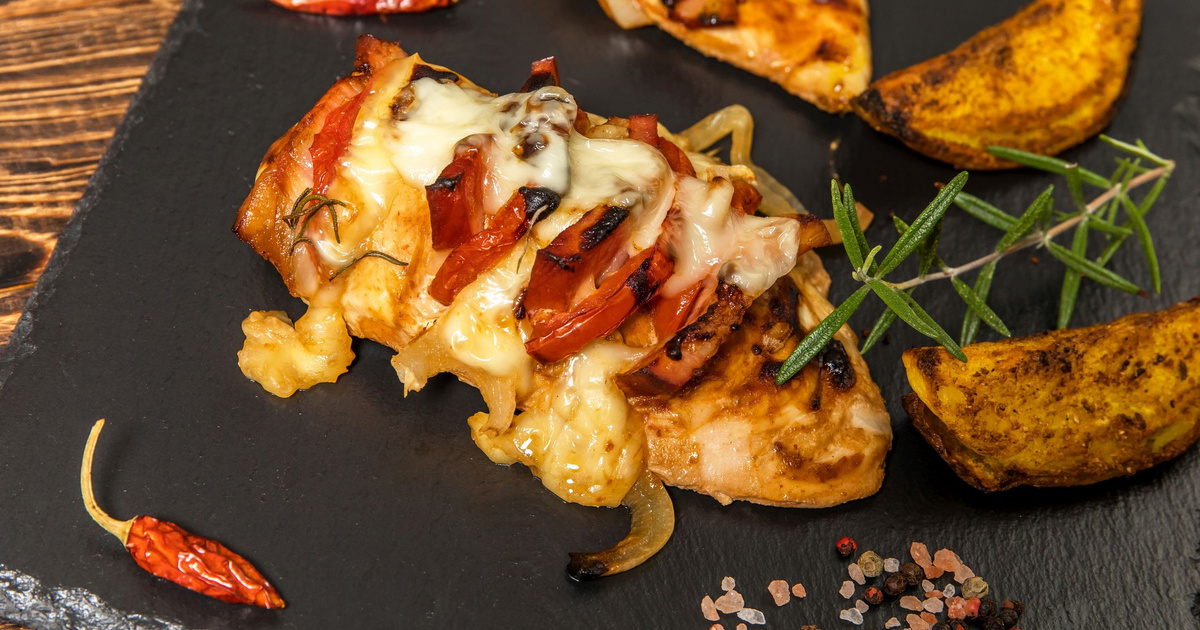 Szaftos sajttal és paradicsommal töltött sült csirkemell: ezentúl mindig így készíted majd