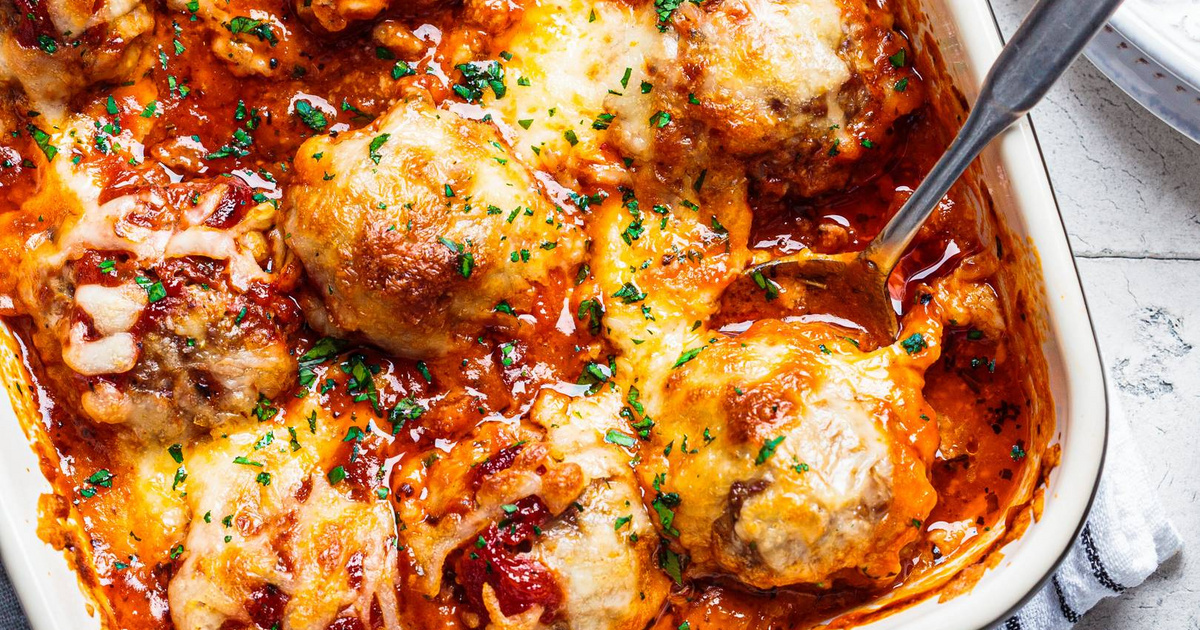 Tepsis húsgolyó paradicsomszószban: mennyei és egyszerű