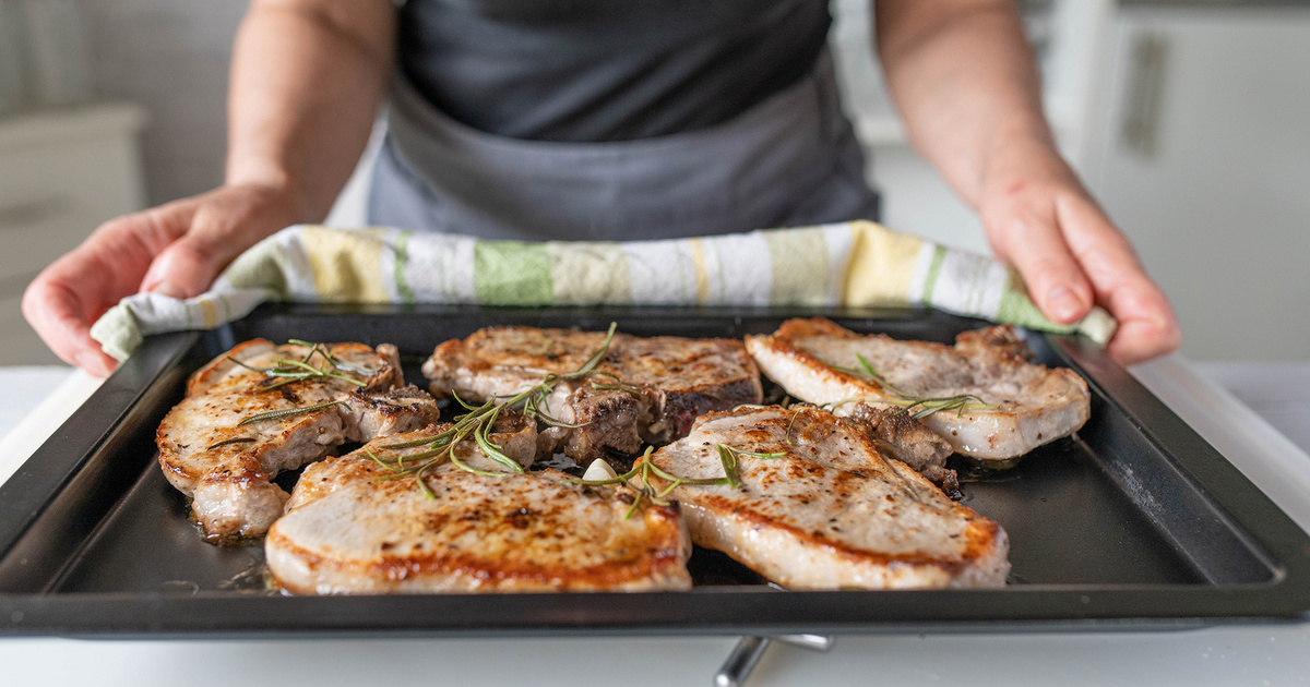 Ezt a hibát szinte mindenki elköveti a sertéshús sütésénél: egy trükkel sokkal szaftosabb és omlósabb lesz