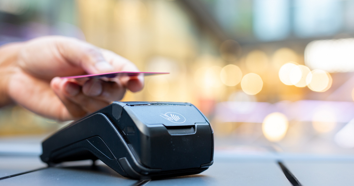 Országos leállások jönnek az egyik legnagyobb banknál: a bankkártyás fizetések és az online vásárlás sem fog működni