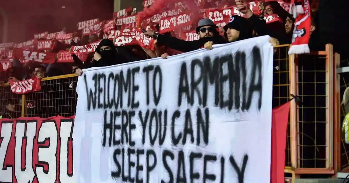 Üzentek a magyaroknak az örmény szurkolók, molinón emlékeztettek a baltás gyilkosságra