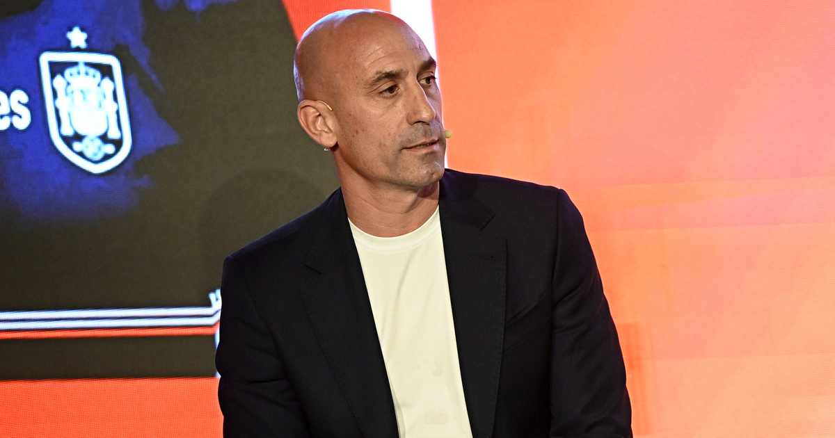 videó: Tojással dobálták meg a csókbotrányba keveredett exelnököt