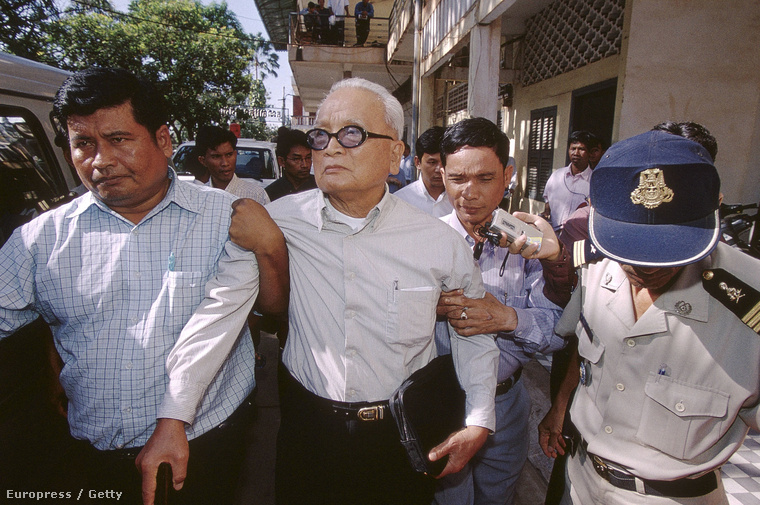 Nuon Chea tanúként jelent meg egykor vörös khmer társa, Sam Bith perén 2003-ban
