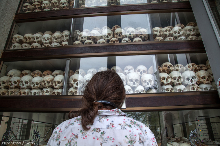 A vörös khmerek által kivégzettek koponyáit tartalmazó emlékművet néz egy fiatal kambodzsai lány Phnom Penhben