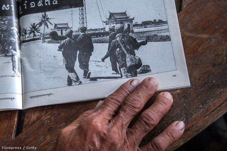 A vörös khmer korszakról magazint olvas egy túlélő